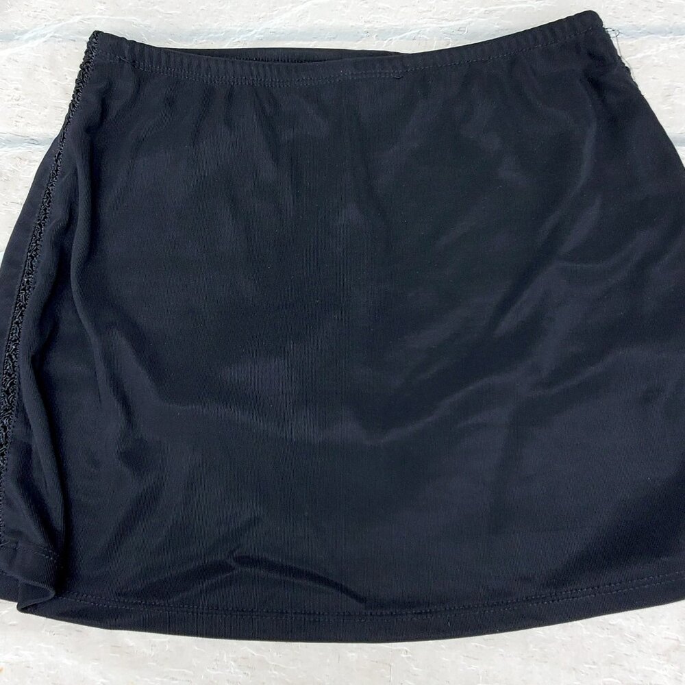 Side detail black mini-skort